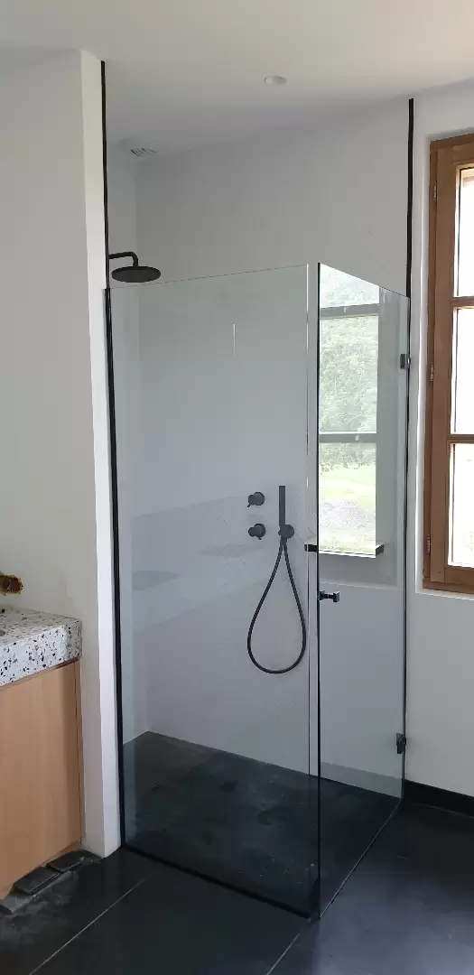 Miroiterie et menuiserie - Fourniture et pose d'une porte de douche en verre sur mesure sur DEAUVILLE Miroiterie et menuiserie - Fourniture et pose d'une porte de douche en verre sur mesure sur DEAUVILLE