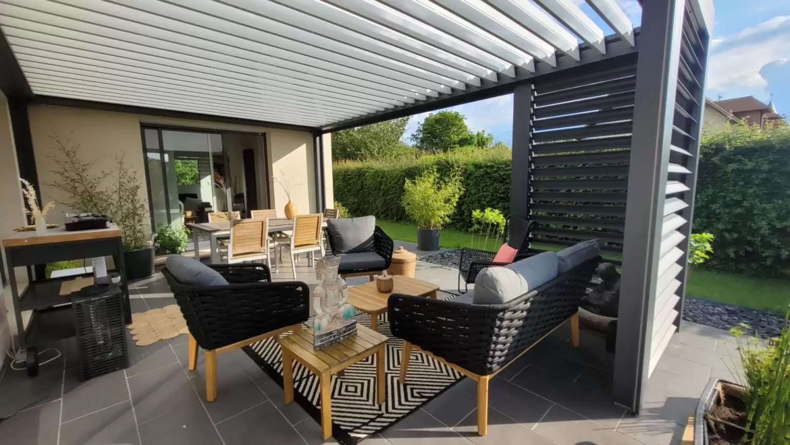 Vérandas, pergolas et SPA - Fourniture et pose d'une pergola bioclimatique Vérandas, pergolas et SPA - Fourniture et pose d'une pergola bioclimatique