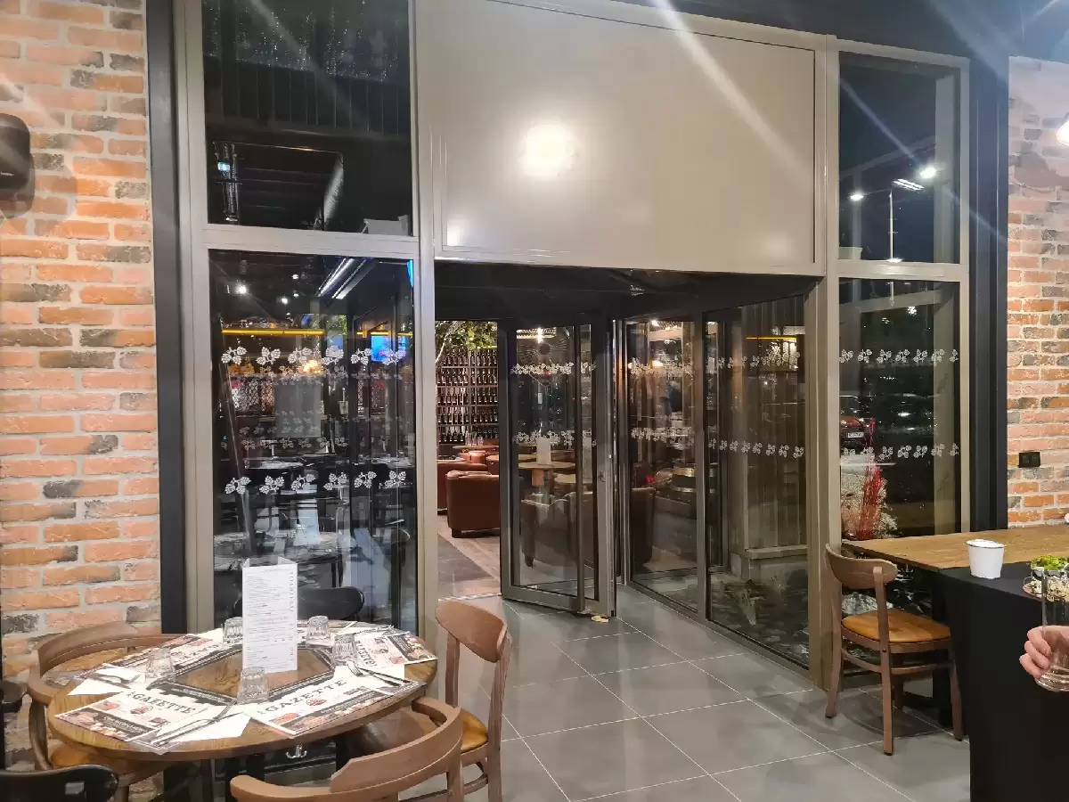 Miroiterie et menuiserie - FOURNITURE ET POSE DE MENUISERIES EN ALUMINIUM AU RESTAURANT LES 3 BRASSEURS A TOURVILLE Miroiterie et menuiserie - FOURNITURE ET POSE DE MENUISERIES EN ALUMINIUM AU RESTAURANT LES 3 BRASSEURS A TOURVILLE