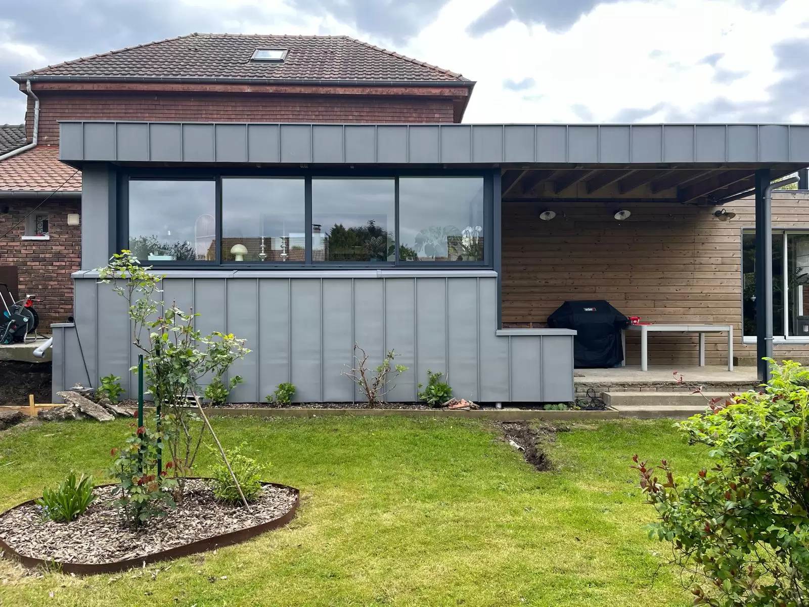 EXTENSION EN ALUMINIUM AVEC BANDEAU ZINC CONTEMPORAIN EXTENSION EN ALUMINIUM AVEC BANDEAU ZINC CONTEMPORAIN