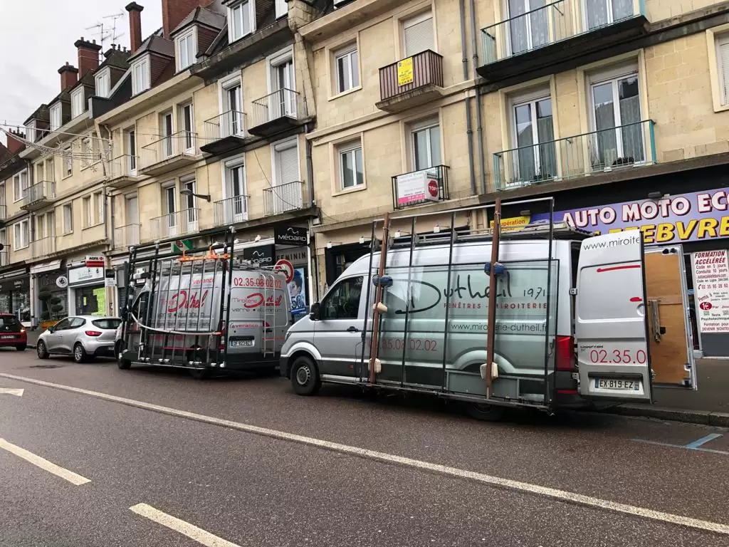 Miroiterie et menuiserie - REALISATION D'UNE FACADE EN ALUMINIUM Miroiterie et menuiserie - REALISATION D'UNE FACADE EN ALUMINIUM