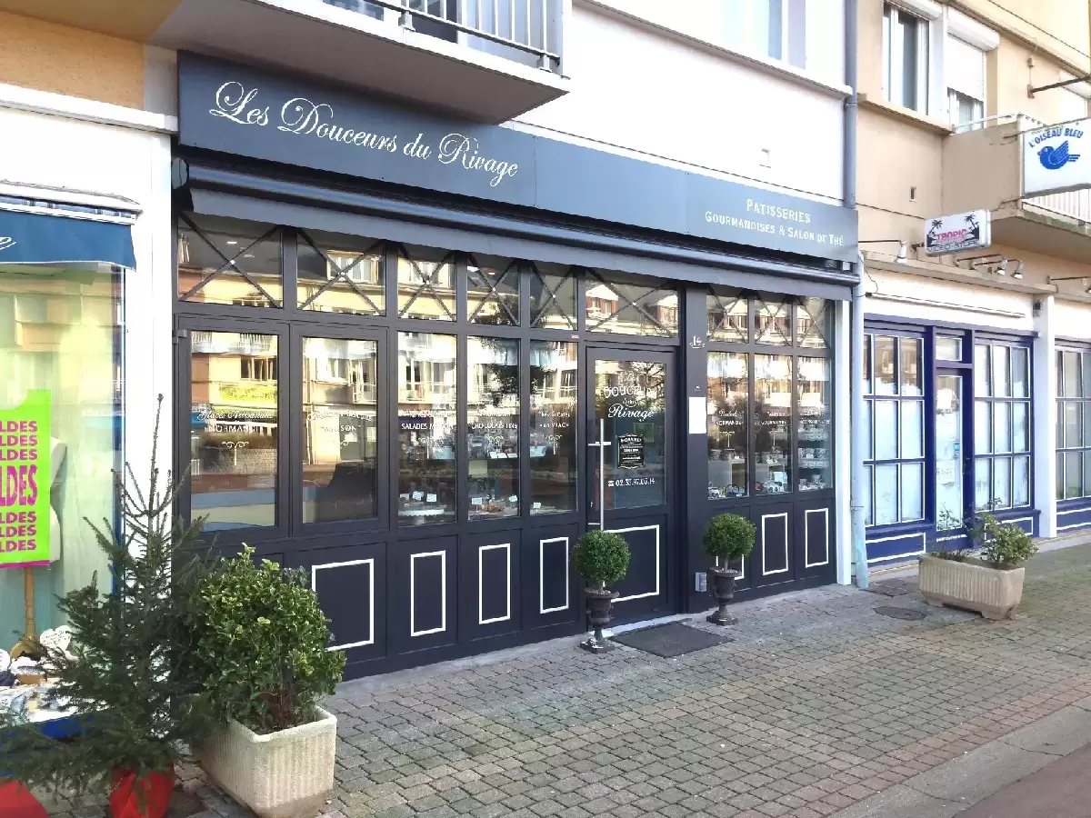 Façade en aluminium vitrée d'un Patissier Façade en aluminium vitrée d'un Patissier