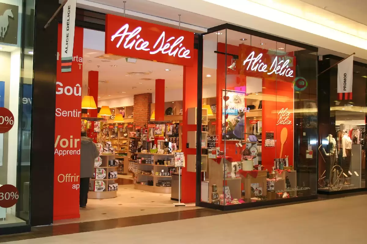 Façade magasin Alice Délice avec porte automatique vitrée Façade magasin Alice Délice avec porte automatique vitrée