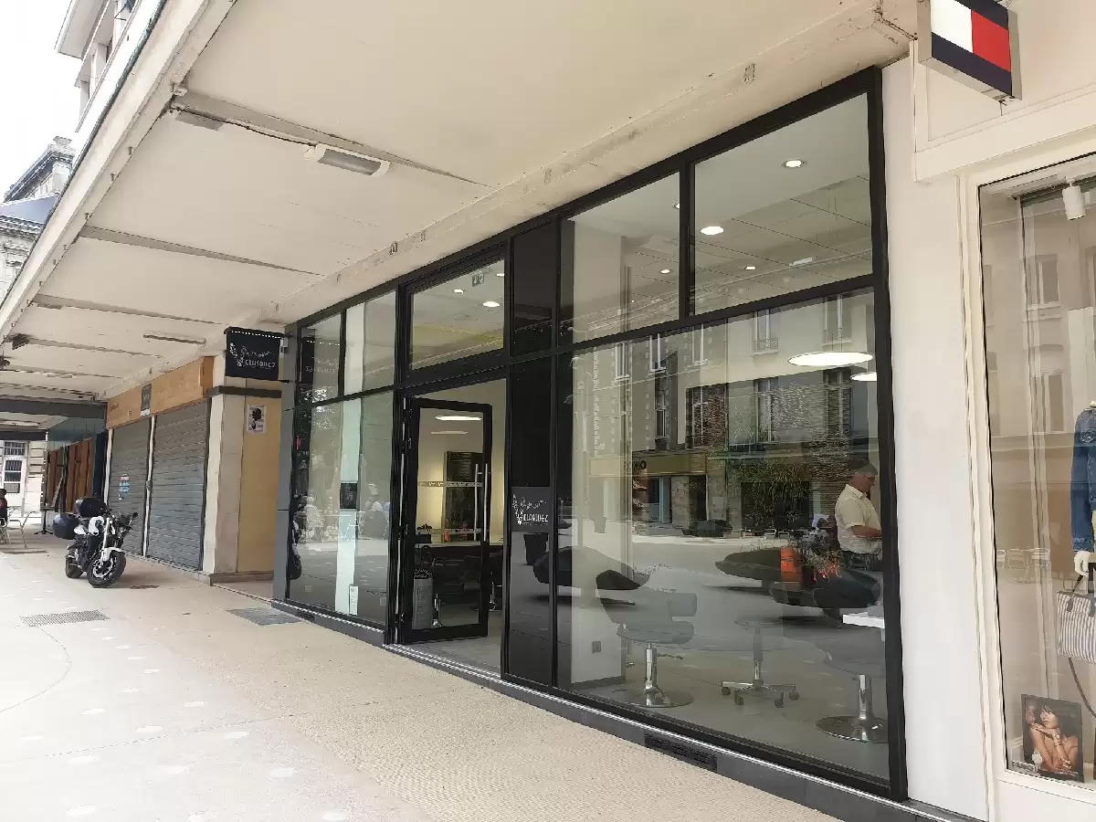 Miroiterie et menuiserie - Fourniture et pose d'une façace de magasin d'un coiffeur à Rouen Miroiterie et menuiserie - Fourniture et pose d'une façace de magasin d'un coiffeur à Rouen