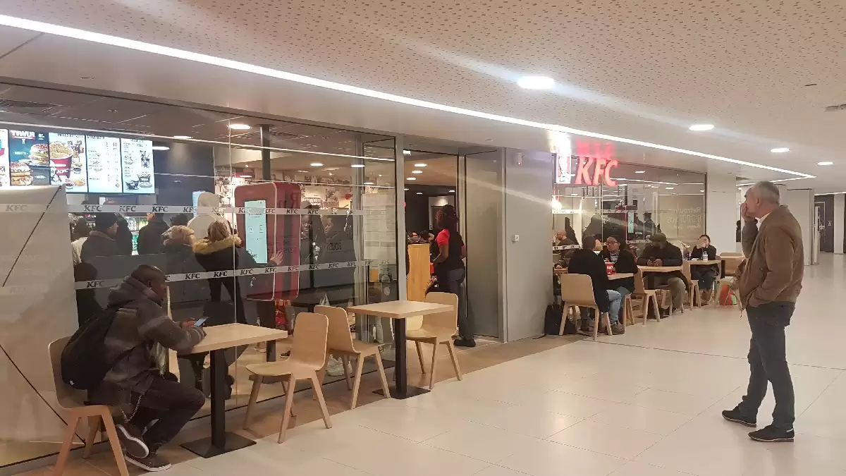 Création de la façade vitrée du restaurant KFC Création de la façade vitrée du restaurant KFC