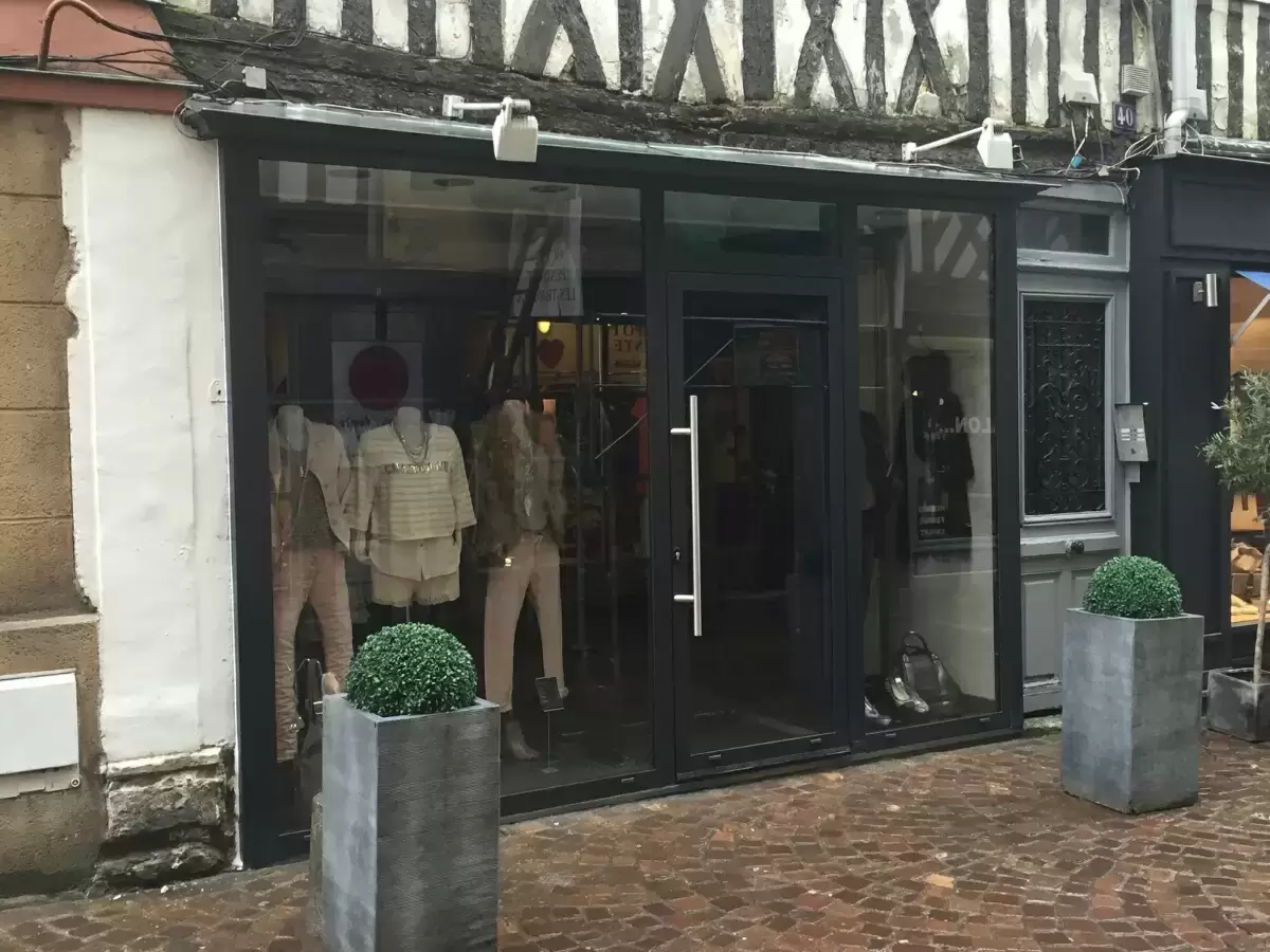 Remplacement d'une vitrine de magasin de vêtements Rouen Remplacement d'une vitrine de magasin de vêtements Rouen