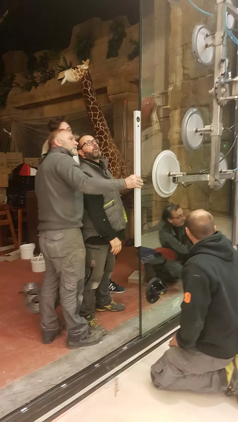 Miroiterie et menuiserie - Pose d'une façade de magasin aux Docks à Rouen du Jungle Coffee