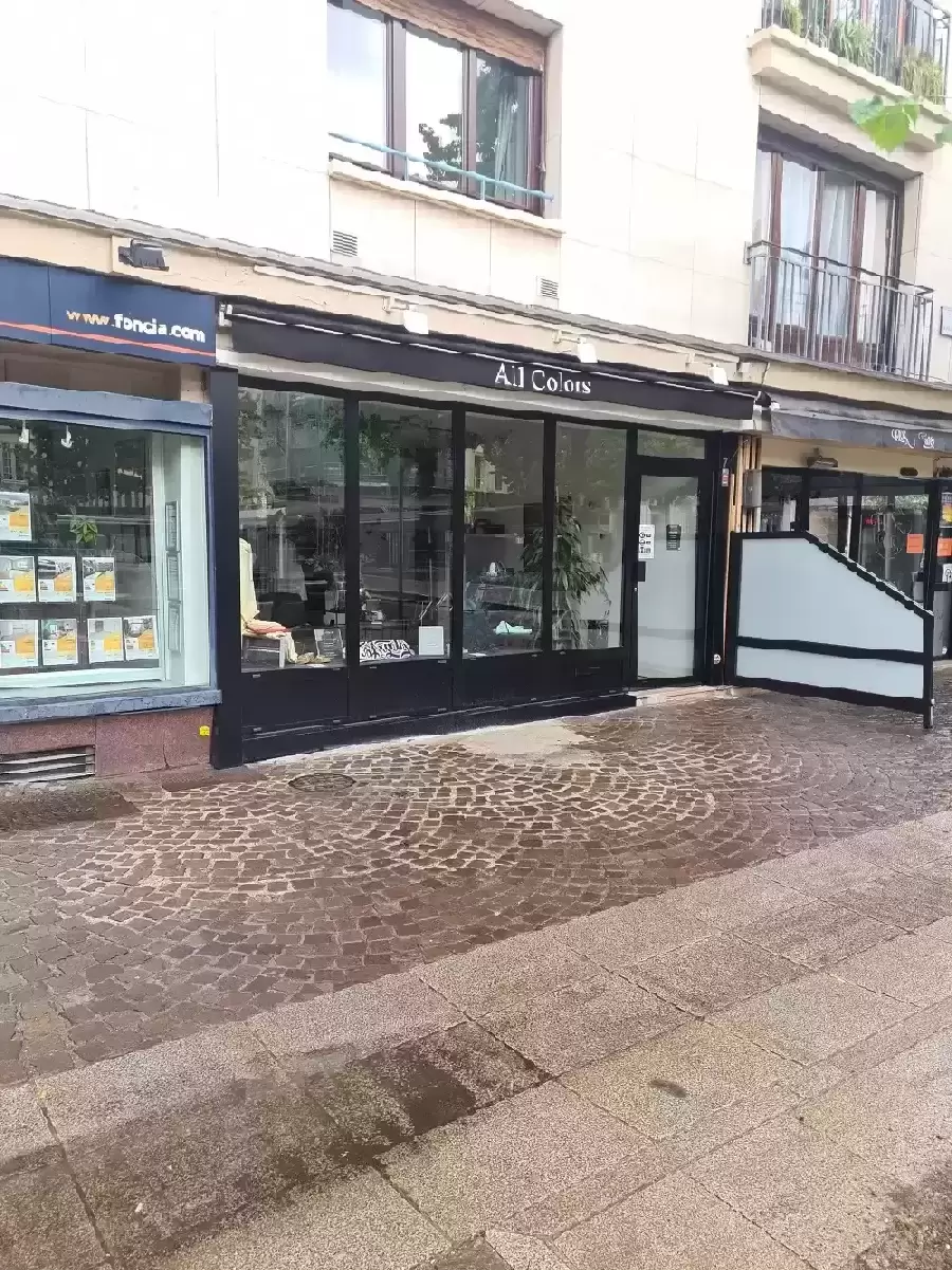 Miroiterie et menuiserie - Fourniture et pose d'une façace de magasin d'un coiffeur à Rouen Miroiterie et menuiserie - Fourniture et pose d'une façace de magasin d'un coiffeur à Rouen