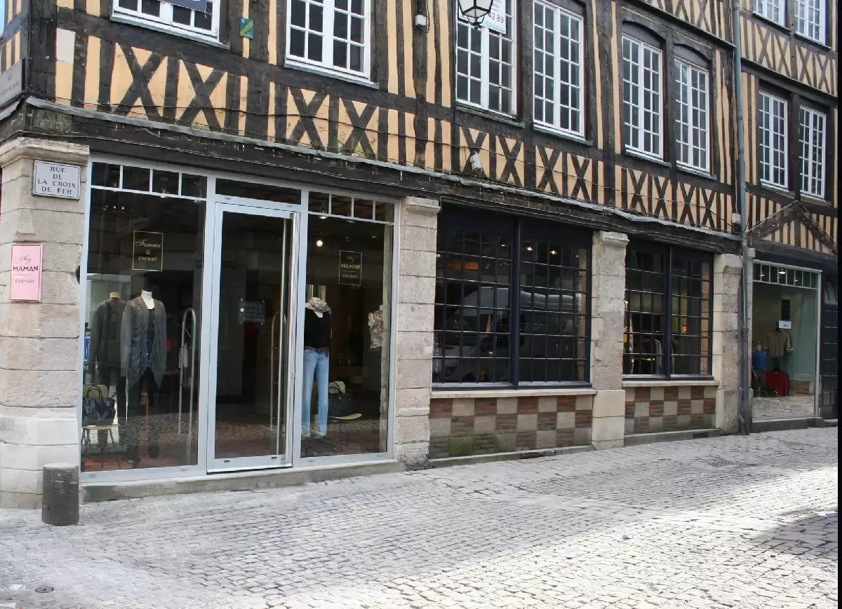 Miroiterie et menuiserie - Remplacement d'une façace de magasin à Rouen Miroiterie et menuiserie - Remplacement d'une façace de magasin à Rouen