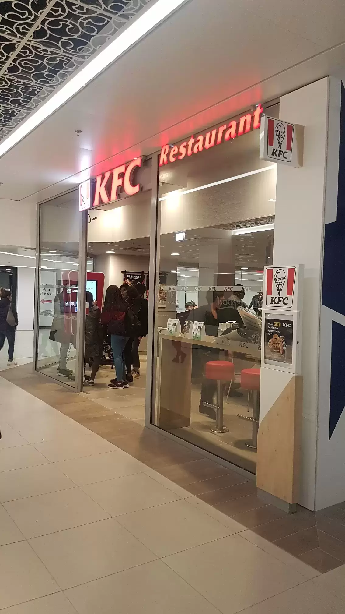 Façade magasin restaurant KFC rouen Façade magasin restaurant KFC rouen