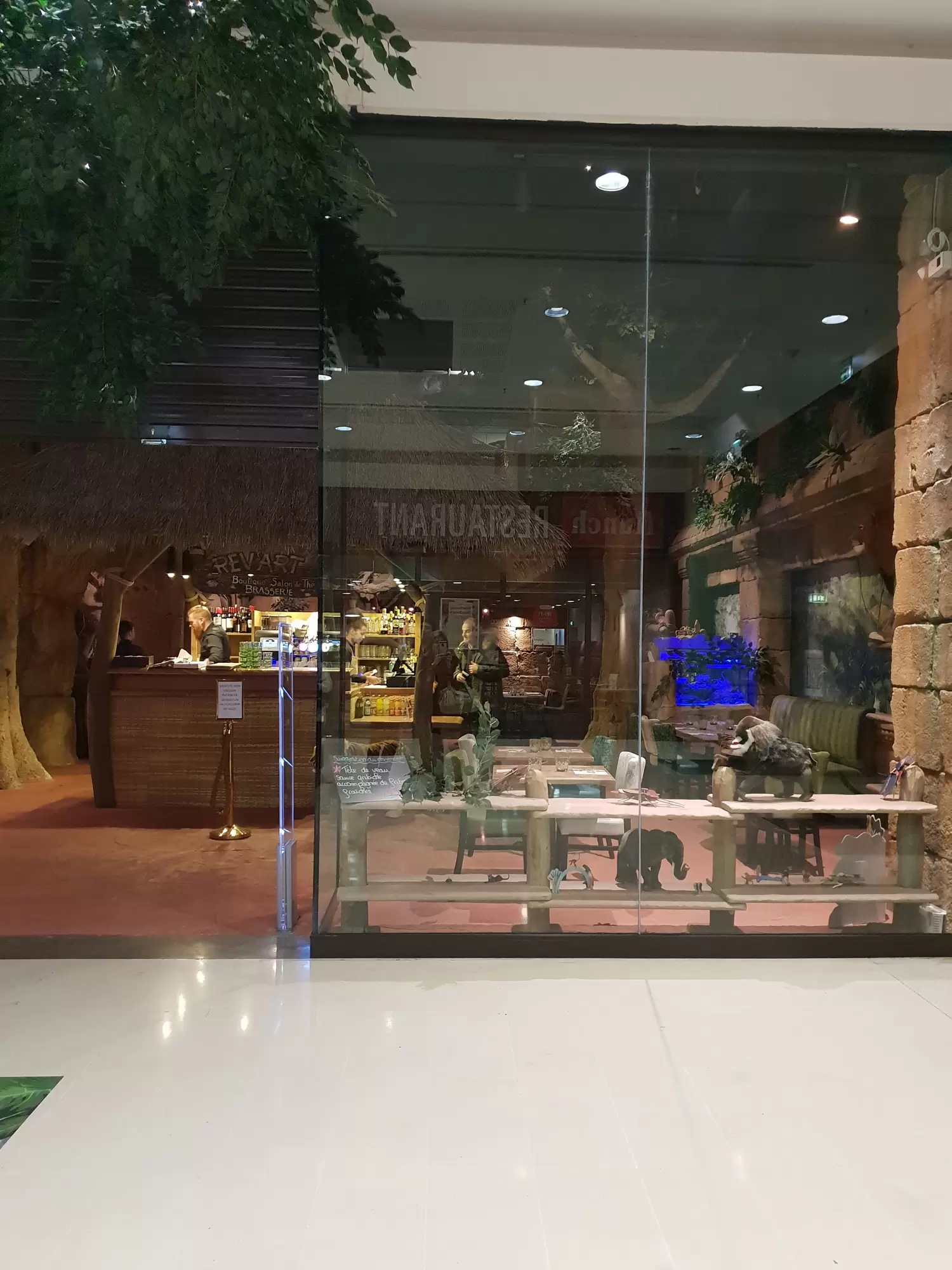  Miroiterie et menuiserie - Pose d'une façade de magasin aux Docks à Rouen du Jungle Coffee