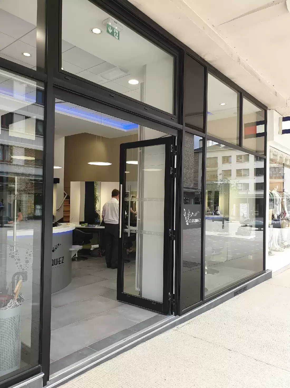 Miroiterie et menuiserie - Fourniture et pose d'une façace de magasin d'un coiffeur à Rouen Miroiterie et menuiserie - Fourniture et pose d'une façace de magasin d'un coiffeur à Rouen