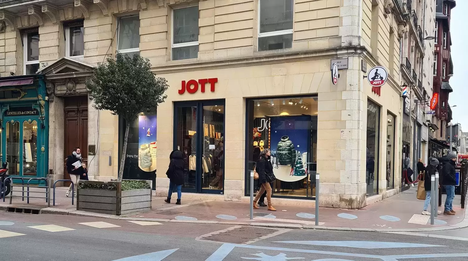 Grande façade vitrée du magasin Jott à Rouen Grande façade vitrée du magasin Jott à Rouen