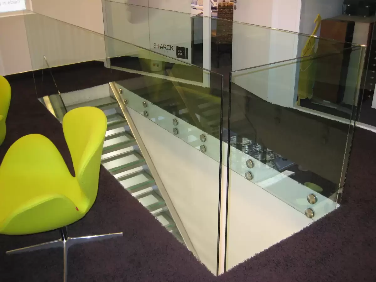 Garde corps en verre pour protection escalier