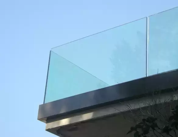 Garde corps extérieur pour terrasse sur toit