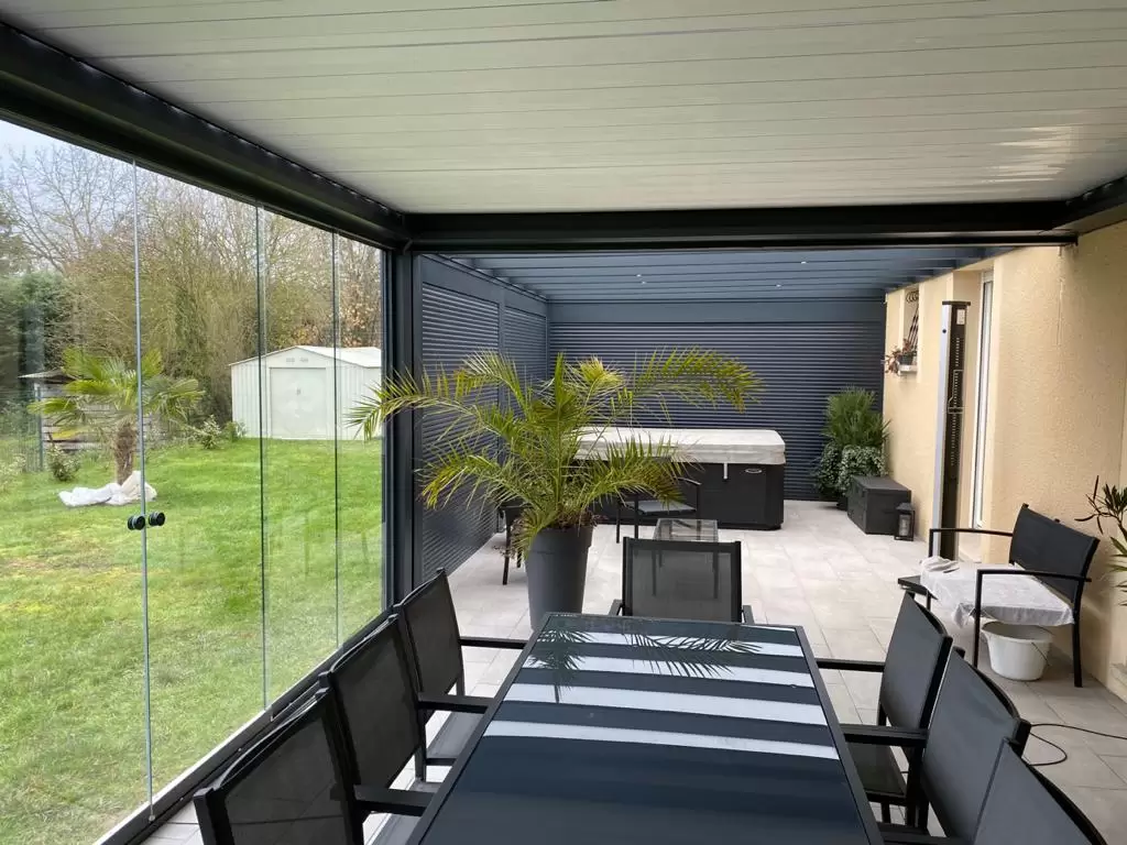 Vérandas, pergolas et SPA - FOURNITURE ET POSE D'UNE PERGOLA AVEC PAROIS VITREES ET VOLETS Vérandas, pergolas et SPA - FOURNITURE ET POSE D'UNE PERGOLA AVEC PAROIS VITREES ET VOLETS