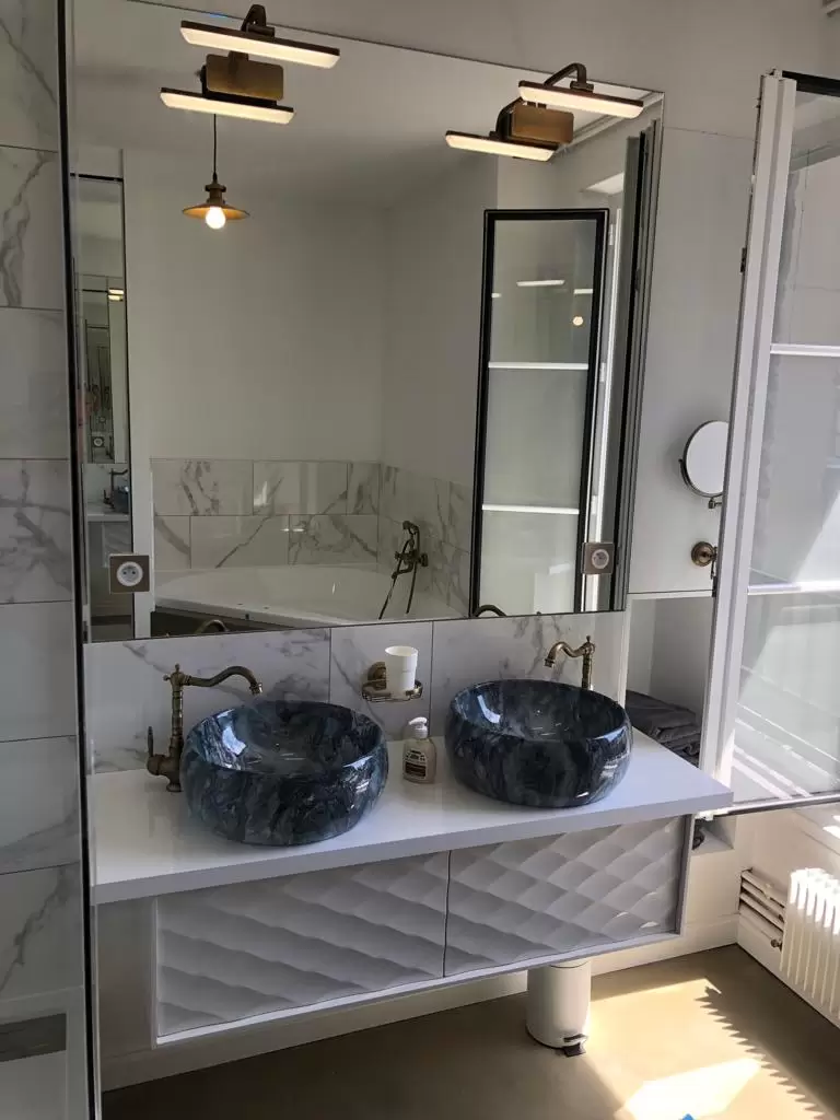 Miroiterie et menuiserie - Fourniture et pose d'une porte de douche en verre sur mesure sur DEAUVILLE Miroiterie et menuiserie - Fourniture et pose d'une porte de douche en verre sur mesure sur DEAUVILLE
