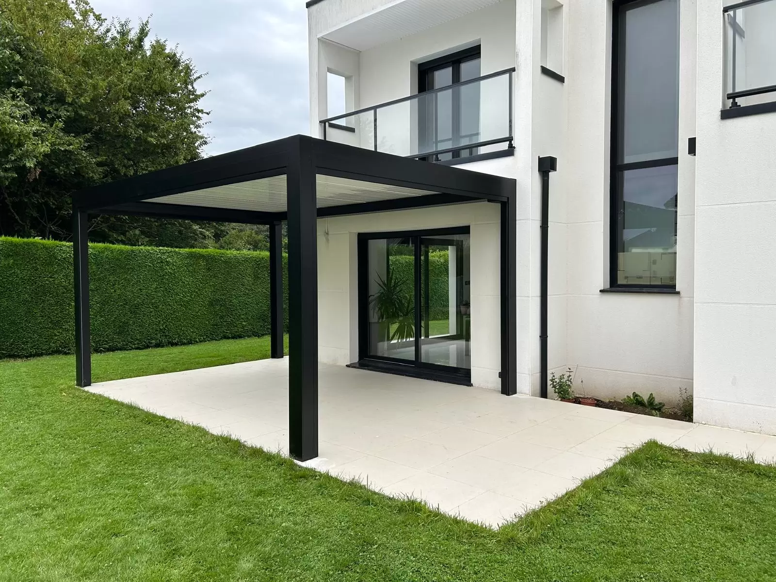 Vérandas, pergolas et SPA - FOURNITURE ET POSE D'UNE PERGOLA EN ALUMINIUM SUR BOSC GUERARD SAINT ADRIEN
