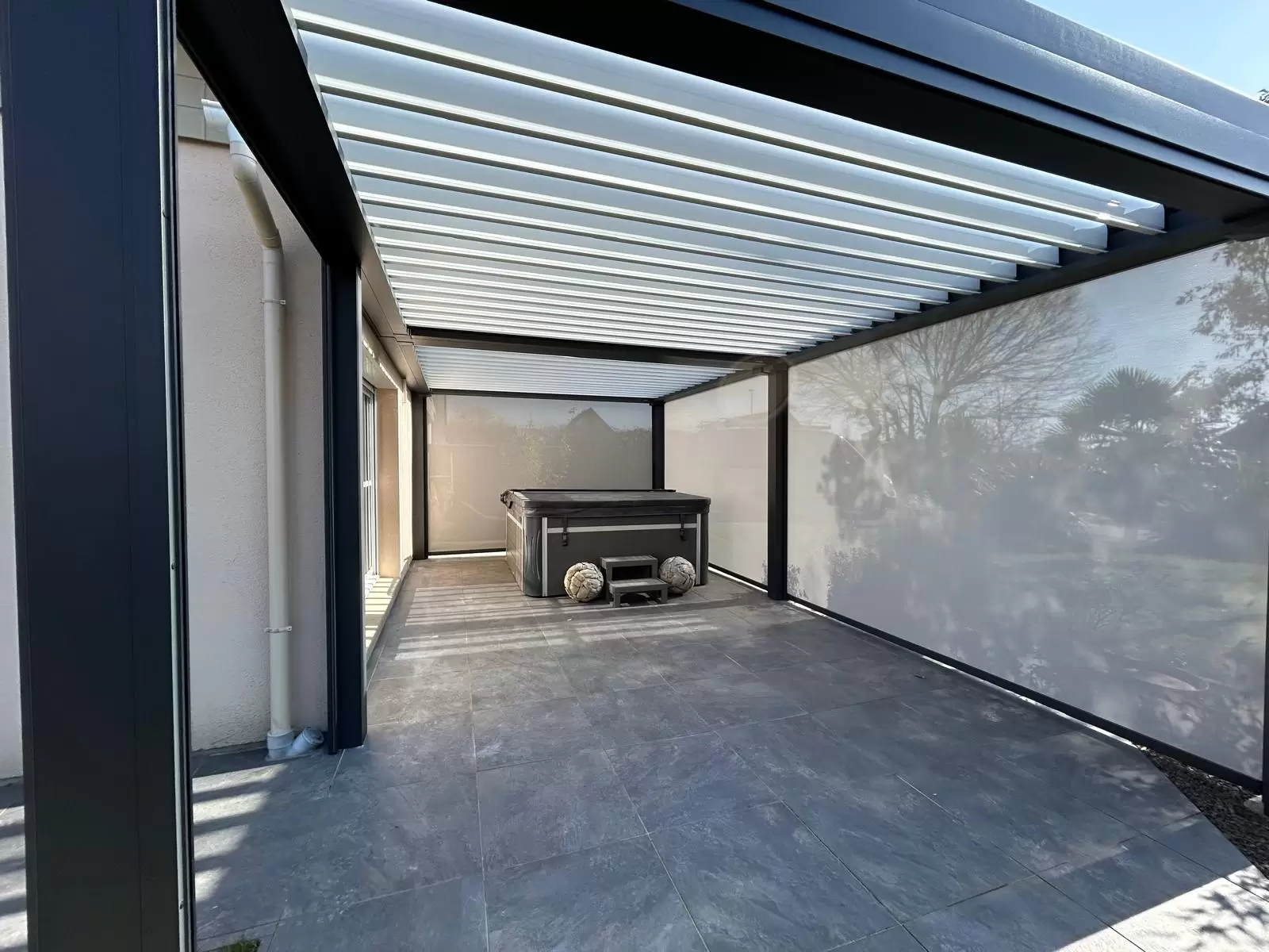 Vérandas, pergolas et SPA - PERGOLA BIOCLIMATIQUE SUR FRANQUEVILLE SAINT PIERRE 76520