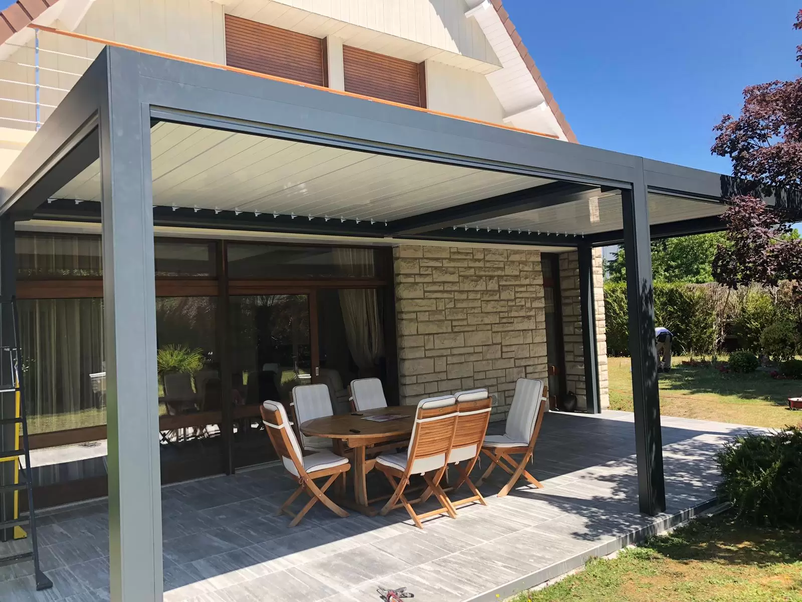 Vérandas, pergolas et SPA - Installation d'une pergola bioclimatique retractable sur SAINT ETIENNE DU ROUVRAY