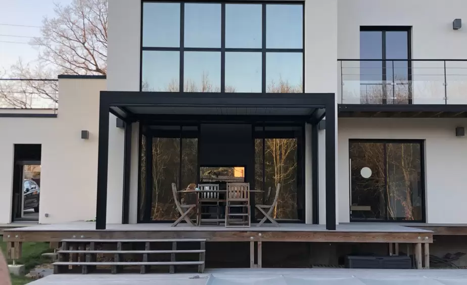 Vérandas, pergolas et SPA - pose de pergola bioclimatique avec stores sur SAINTE BARBE SUR GAILLON Vérandas, pergolas et SPA - pose de pergola bioclimatique avec stores sur SAINTE BARBE SUR GAILLON