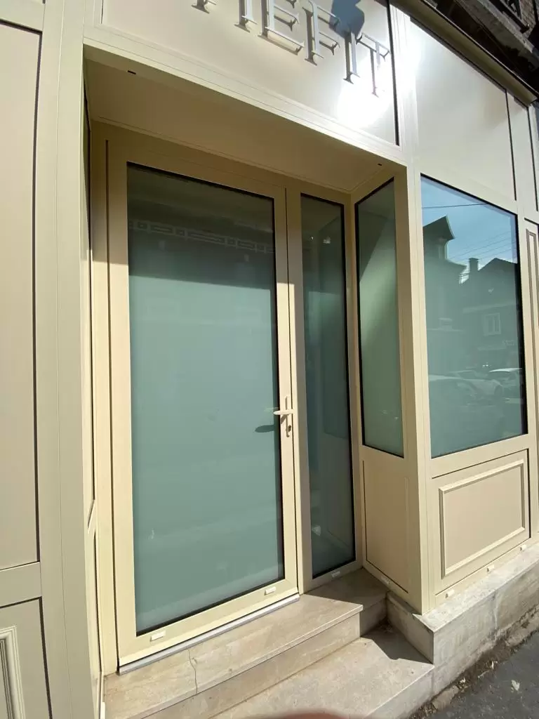 Miroiterie et menuiserie - Fourniture et pose d'une façade de magasiin sur SOTTEVILLE Miroiterie et menuiserie - Fourniture et pose d'une façade de magasiin sur SOTTEVILLE