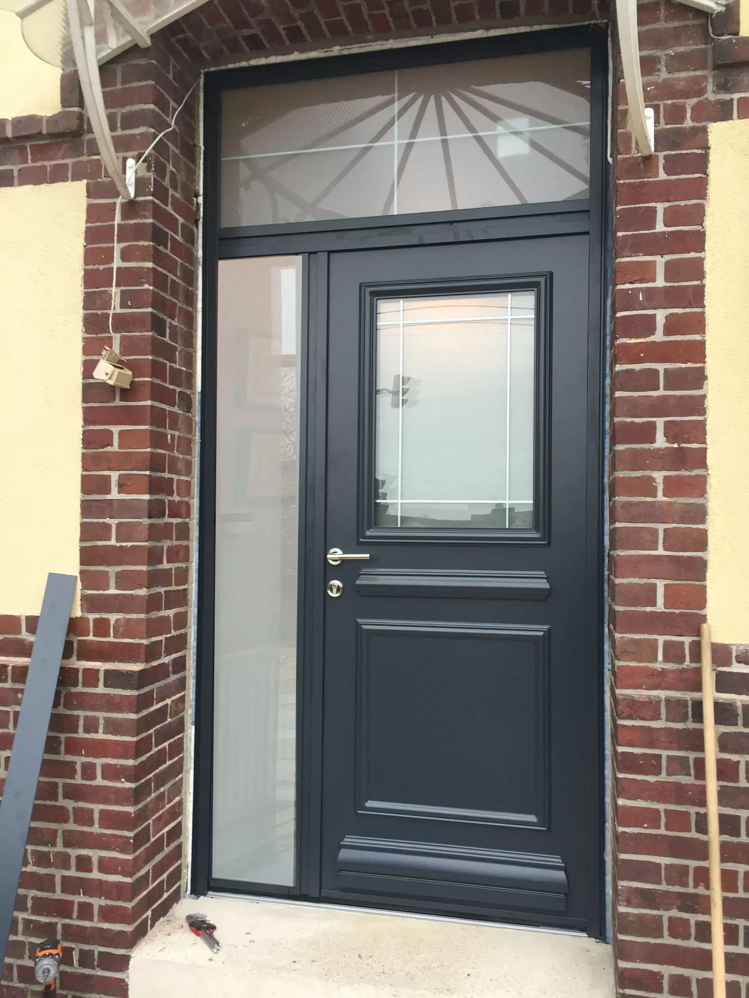 Miroiterie et menuiserie - Rénovation de porte d'entrée classique aluminium sur mesure