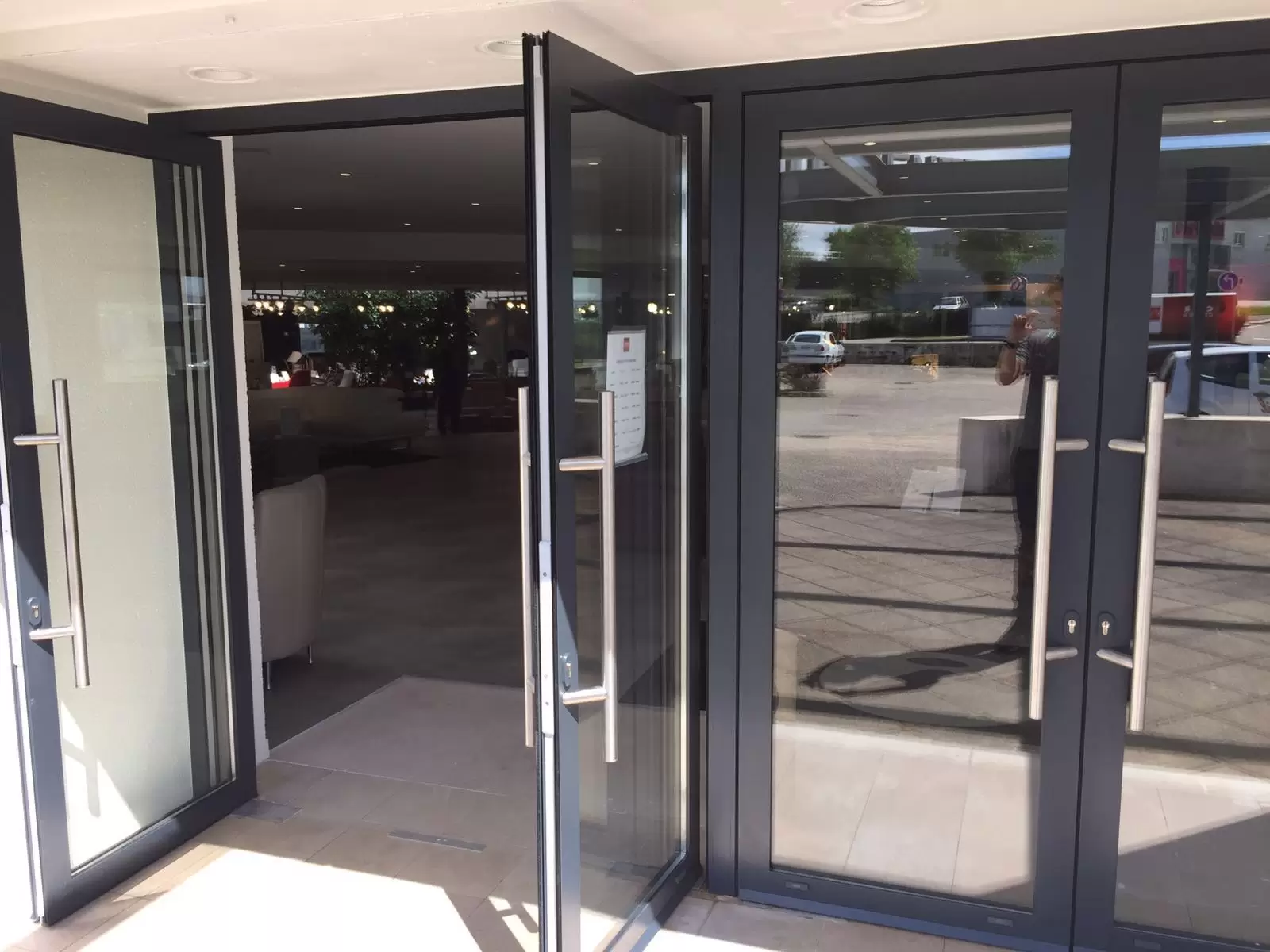 Miroiterie et menuiserie - REHABILITATION PORTE EN ALUMINIUM DANS UNE DEPENDANCE à GONFREVRILLE L 'ORCHER Miroiterie et menuiserie - REHABILITATION PORTE EN ALUMINIUM DANS UNE DEPENDANCE à GONFREVRILLE L 'ORCHER