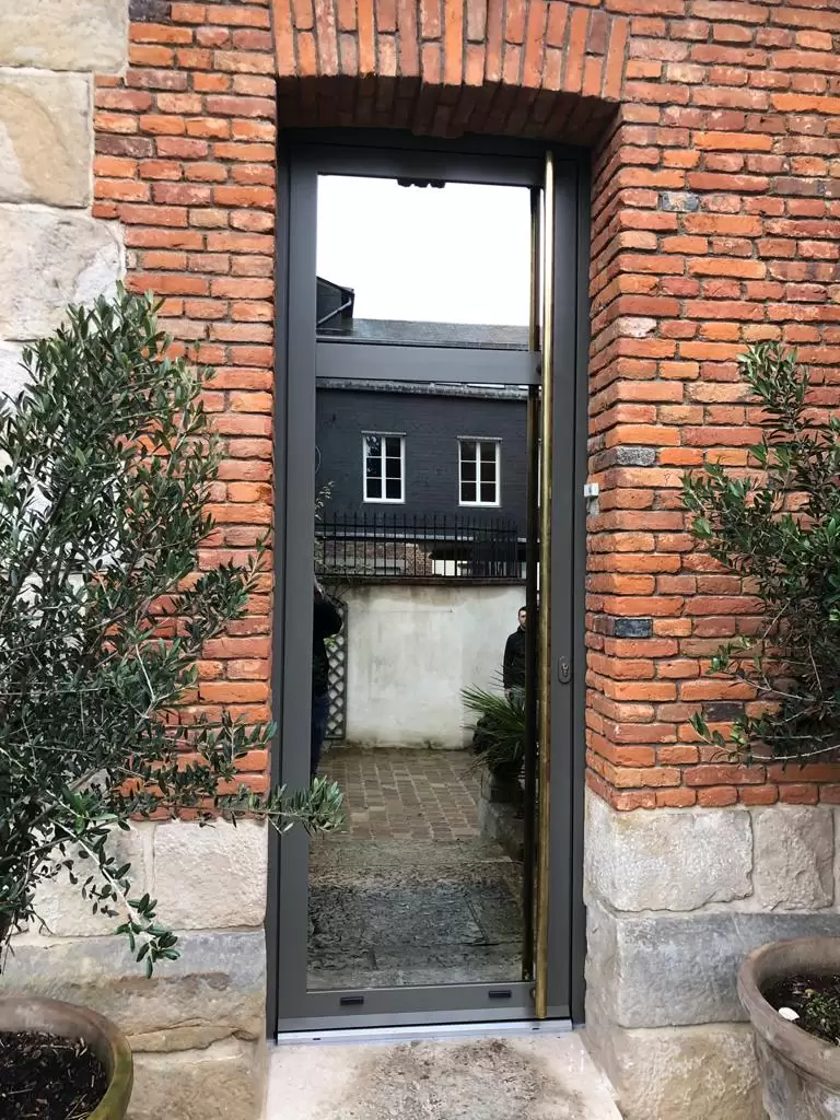 Miroiterie et menuiserie - PORTE D ENTREE EN ALUMINIUM DE MARQUE TECHNAL