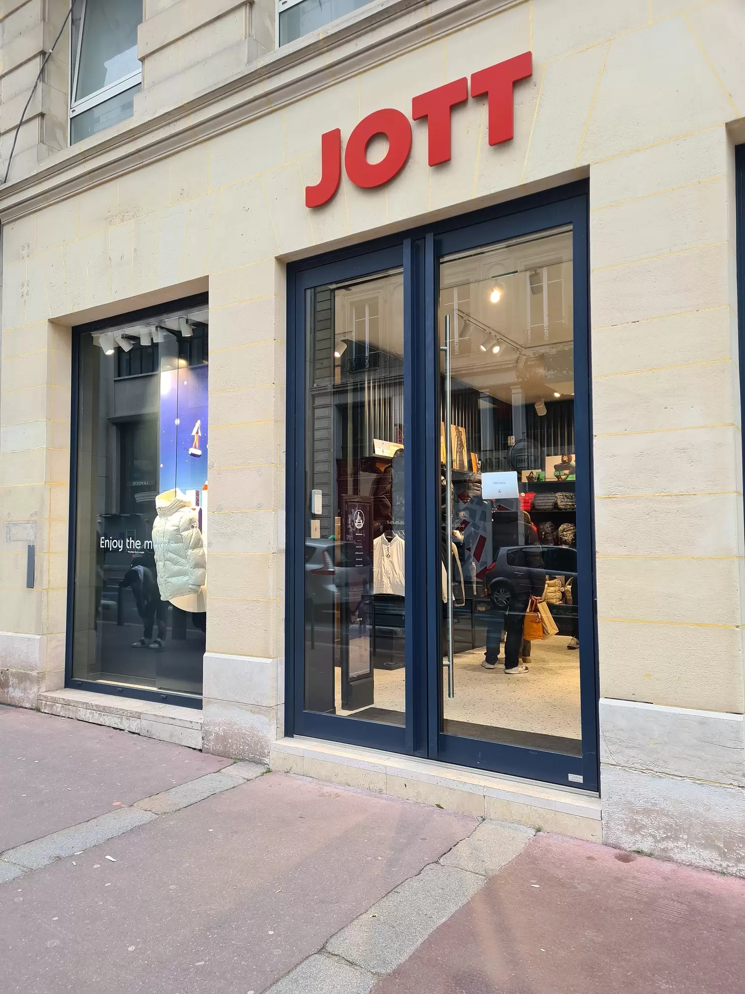 Façade vitrage du magasin Jott à Rouen Façade vitrage du magasin Jott à Rouen