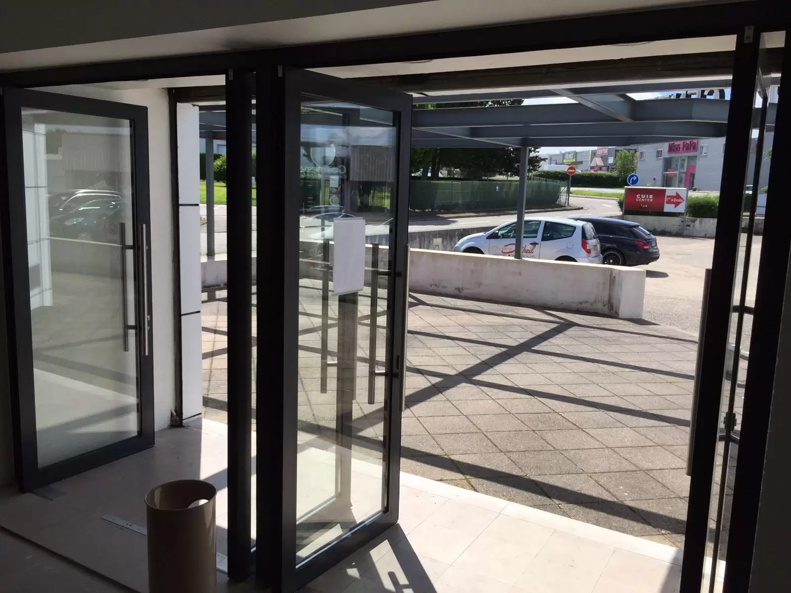 Miroiterie et menuiserie - PORTE DE MAGASIN EN ALUMINIUM SUR BARENTIN