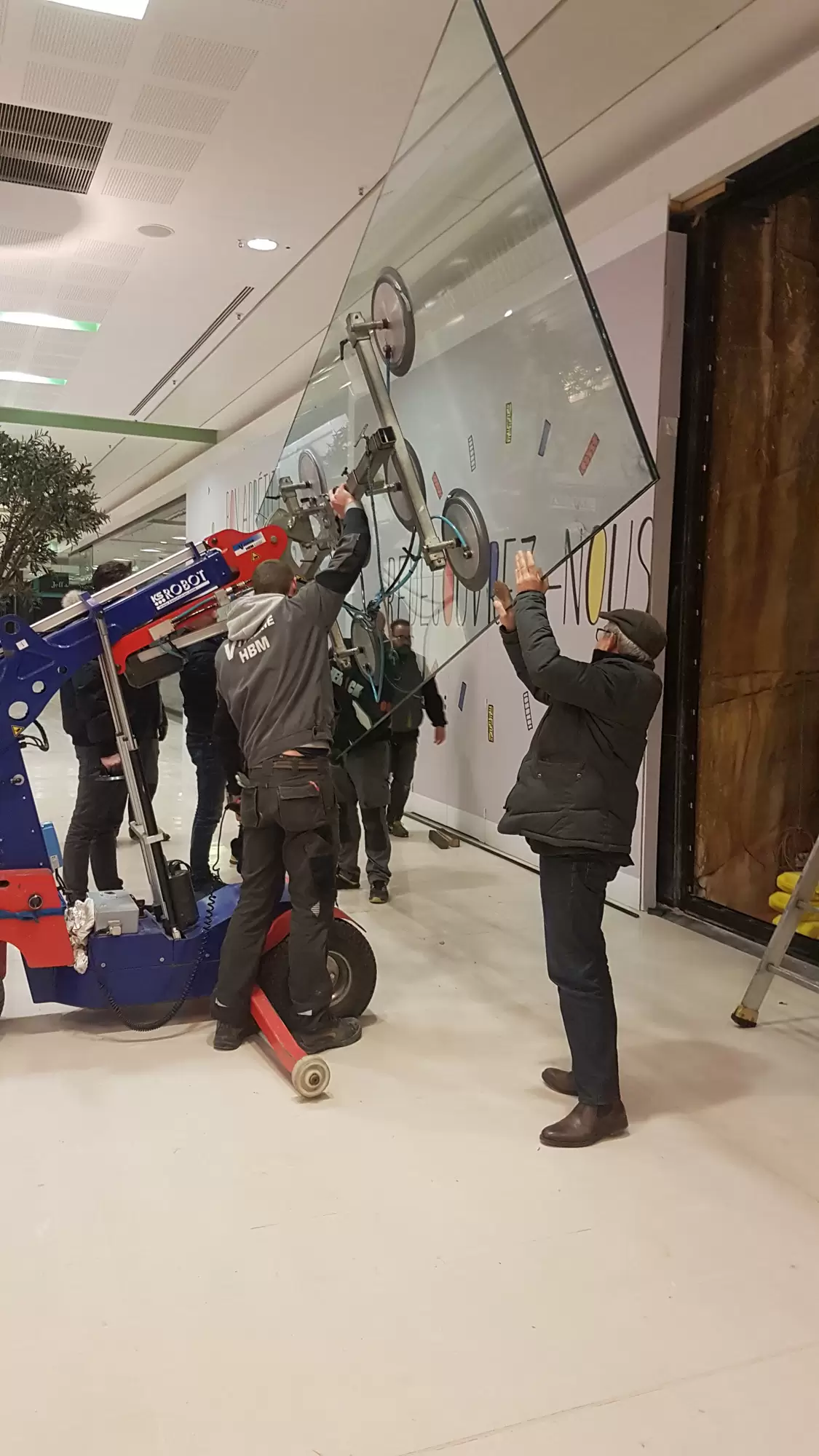 Miroiterie et menuiserie - Pose d'une façade de magasin aux Docks à Rouen du Jungle Coffee