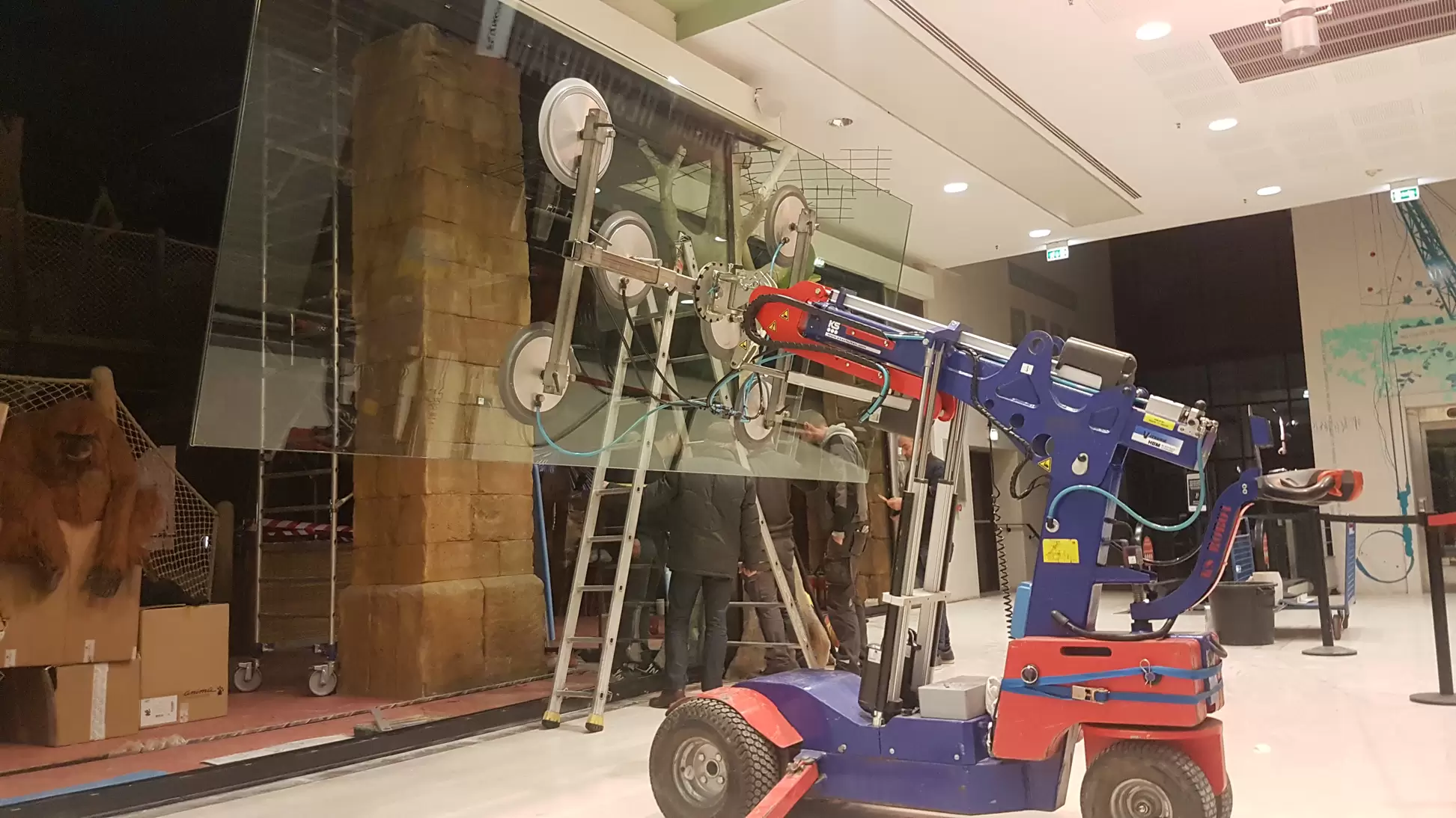 Miroiterie et menuiserie - Pose d'une façade de magasin aux Docks à Rouen du Jungle Coffee
