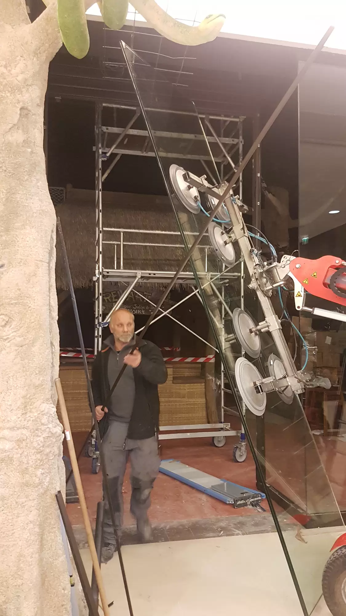 Miroiterie et menuiserie - Pose d'une façade de magasin aux Docks à Rouen du Jungle Coffee