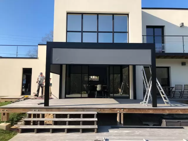 Vérandas, pergolas et SPA - pose de pergola bioclimatique avec stores sur SAINTE BARBE SUR GAILLON Vérandas, pergolas et SPA - pose de pergola bioclimatique avec stores sur SAINTE BARBE SUR GAILLON