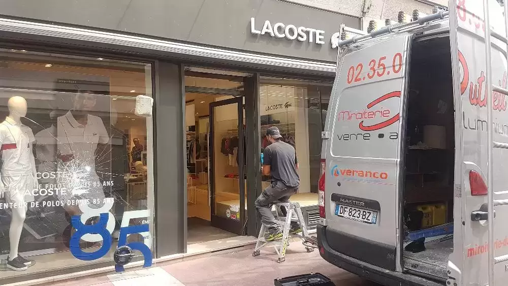 Remplacement vitrage casse Boutique lacoste Remplacement vitrage casse Boutique lacoste