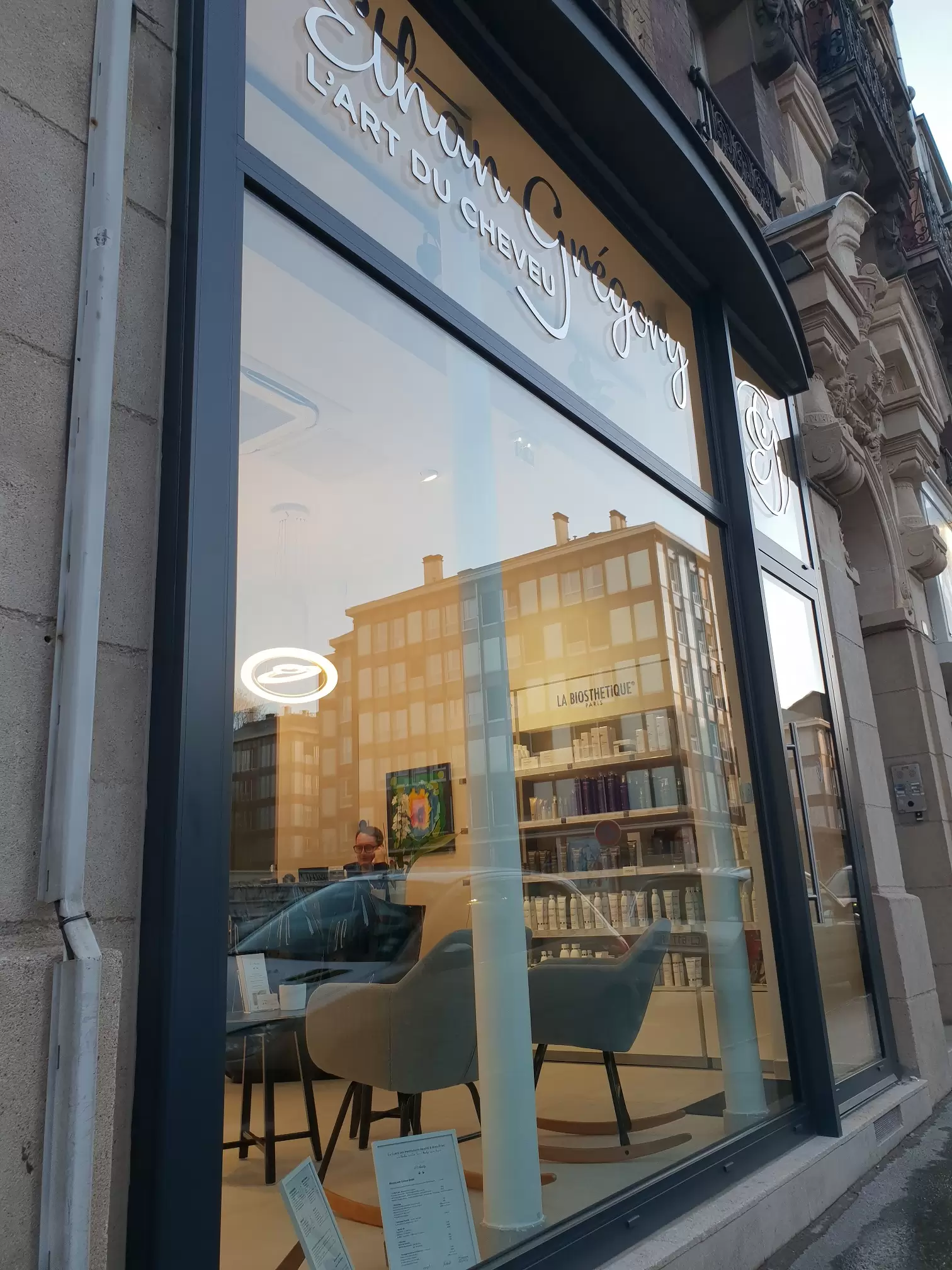Miroiterie et menuiserie - Façade de magasin avec vitrage de grande dimension