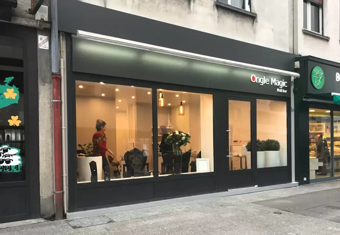 Rénovation d'une façade de magasin vitrée à Rouen Rénovation d'une façade de magasin vitrée à Rouen