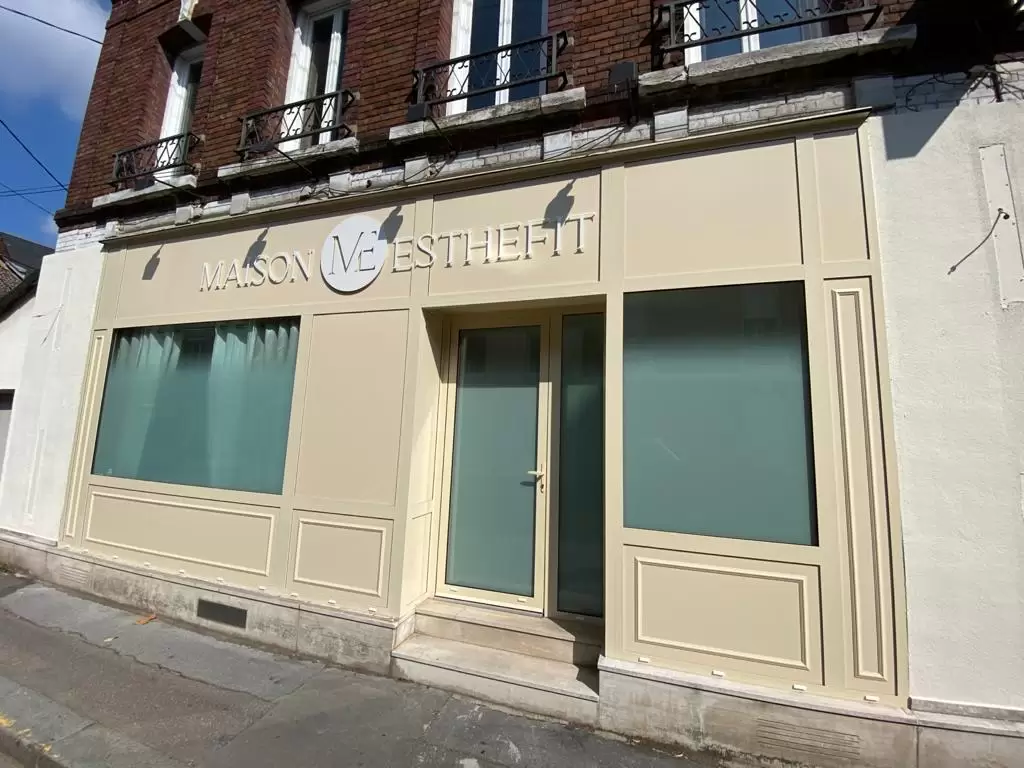Miroiterie et menuiserie - Fourniture et pose d'une façade de magasiin sur SOTTEVILLE Miroiterie et menuiserie - Fourniture et pose d'une façade de magasiin sur SOTTEVILLE
