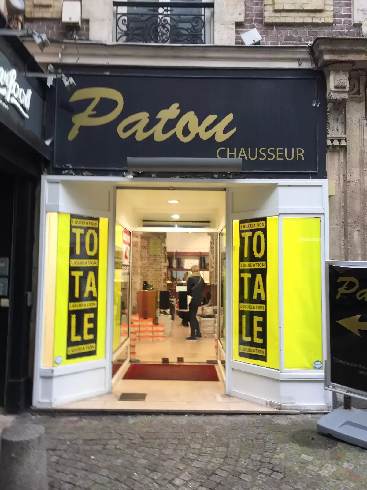Miroiterie et menuiserie - Fourniture et pose d'une façace de magasin d'un coiffeur à Rouen Miroiterie et menuiserie - Fourniture et pose d'une façace de magasin d'un coiffeur à Rouen
