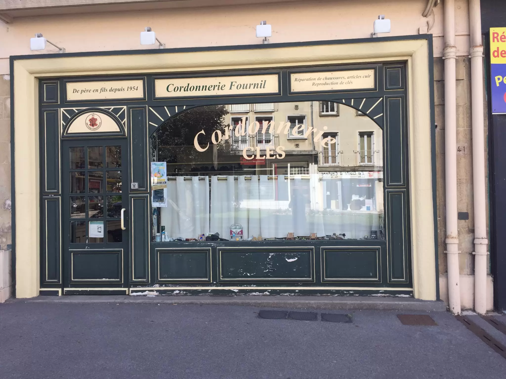 Miroiterie et menuiserie - REALISATION D'UNE FACADE EN ALUMINIUM Miroiterie et menuiserie - REALISATION D'UNE FACADE EN ALUMINIUM
