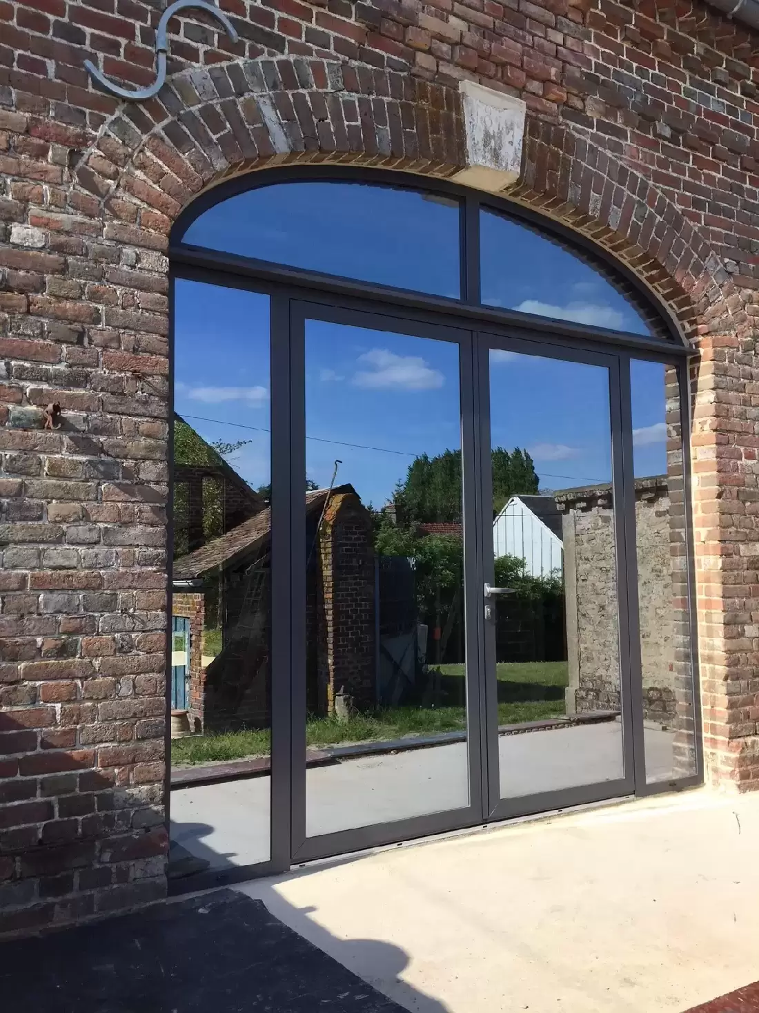 Miroiterie et menuiserie - pose de menuiseries en aluminium cintré sur HODENC EN BRAY Miroiterie et menuiserie - pose de menuiseries en aluminium cintré sur HODENC EN BRAY