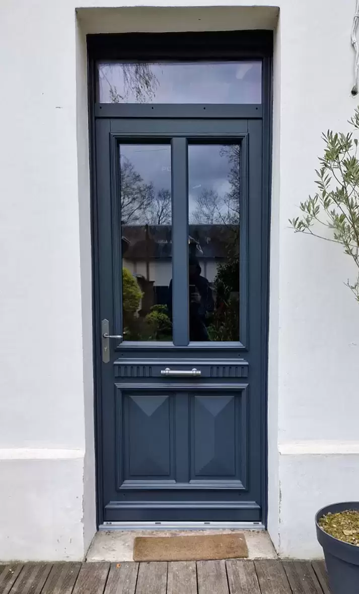 Pose d'une porte en bois sur mesure en rénovation à Rouen Pose d'une porte en bois sur mesure en rénovation à Rouen