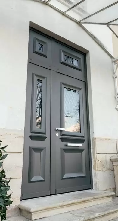 Miroiterie et menuiserie - Rénovation de porte d'entrée classique aluminium sur mesure