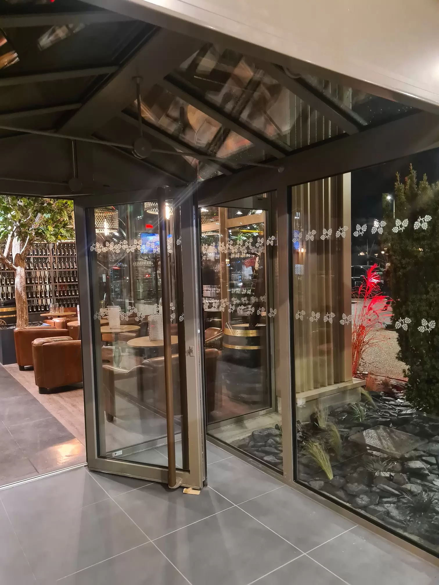Miroiterie et menuiserie - FOURNITURE ET POSE DE MENUISERIES EN ALUMINIUM AU RESTAURANT LES 3 BRASSEURS A TOURVILLE Miroiterie et menuiserie - FOURNITURE ET POSE DE MENUISERIES EN ALUMINIUM AU RESTAURANT LES 3 BRASSEURS A TOURVILLE