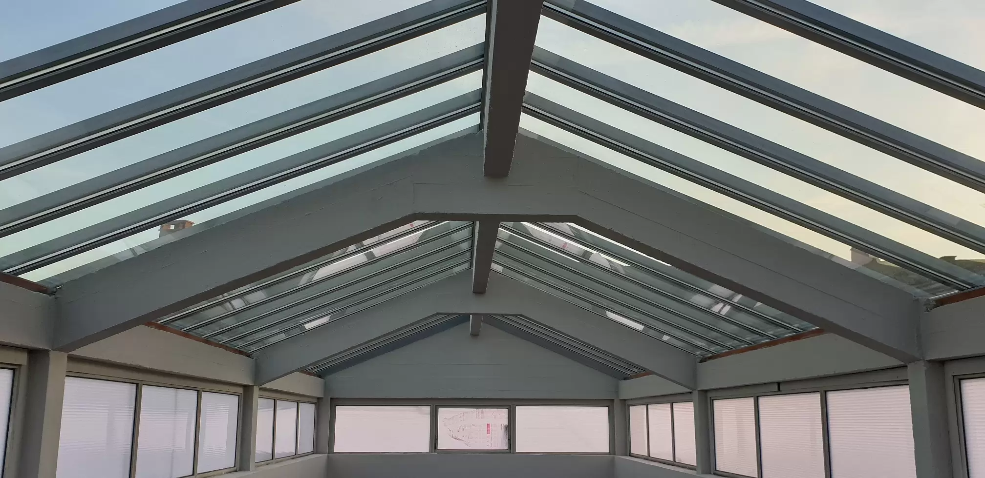 Vérandas, pergolas et SPA - VERRIERE DE TOITURE DE GRANDE DIMENSION Vérandas, pergolas et SPA - VERRIERE DE TOITURE DE GRANDE DIMENSION